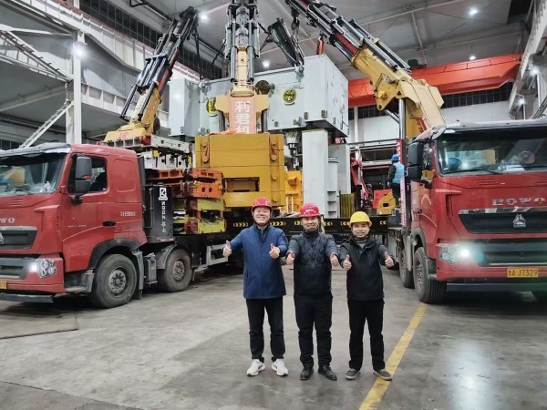扬力2500T 上梁自重270吨安全吊装完工